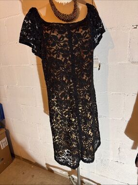 NWT Black Floral Lace Midi Dress with Short Sleeves
